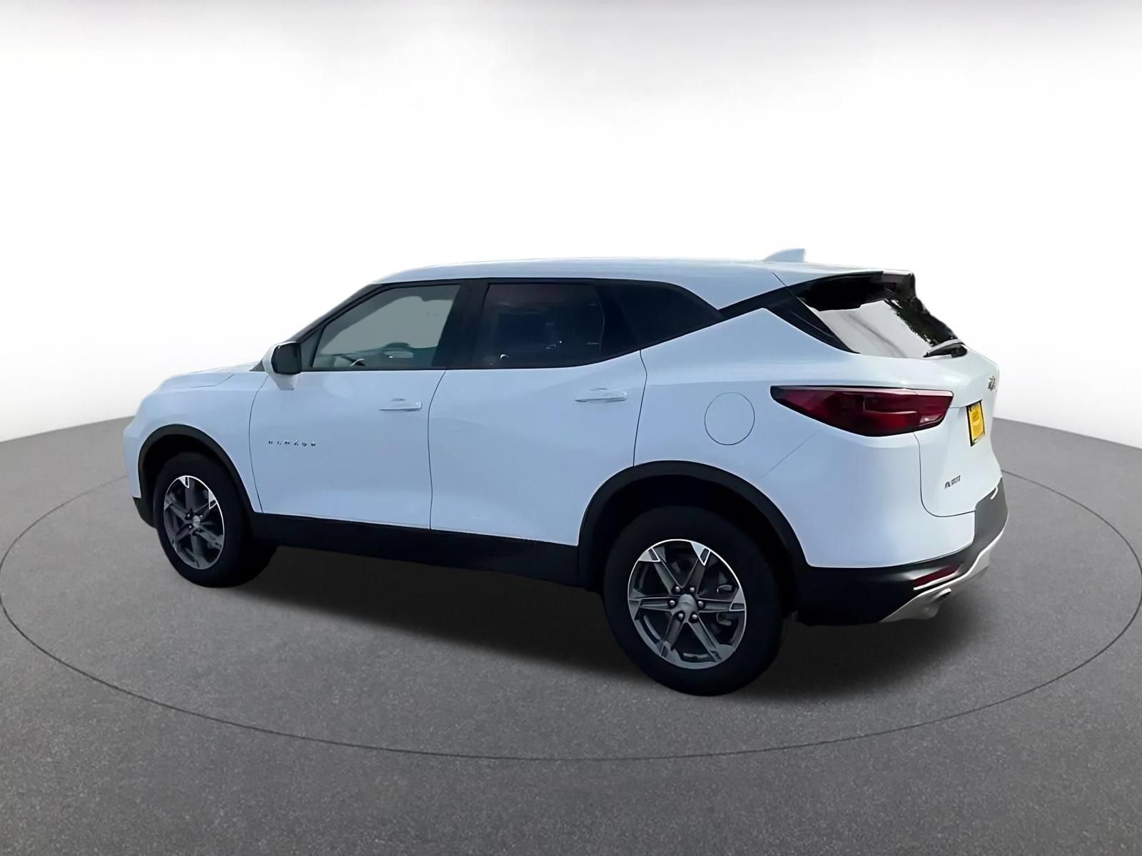 Used 2025 Chevrolet Blazer LT FWD image 9