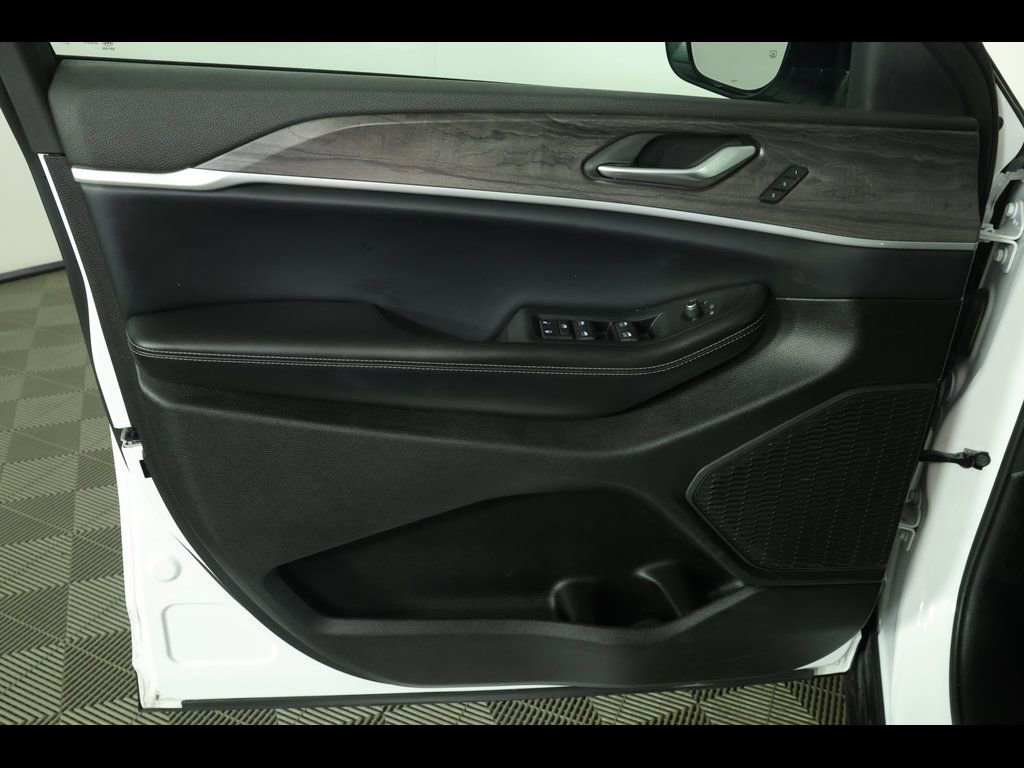 Used 2024 Jeep Grand Cherokee Limited image 23