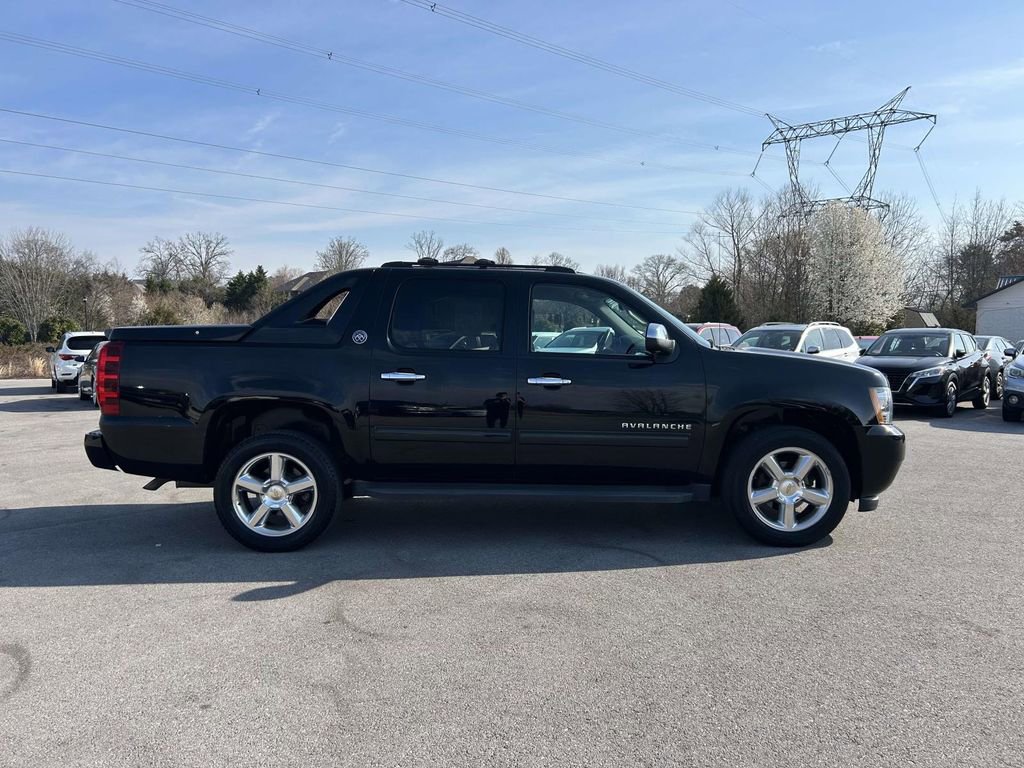 Used 2013 Chevrolet Avalanche LT w/ All-Star Edition image 2