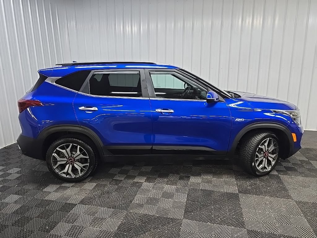 Used 2022 Kia Seltos SX w/ Sunroof Package AWD/4WD image 2