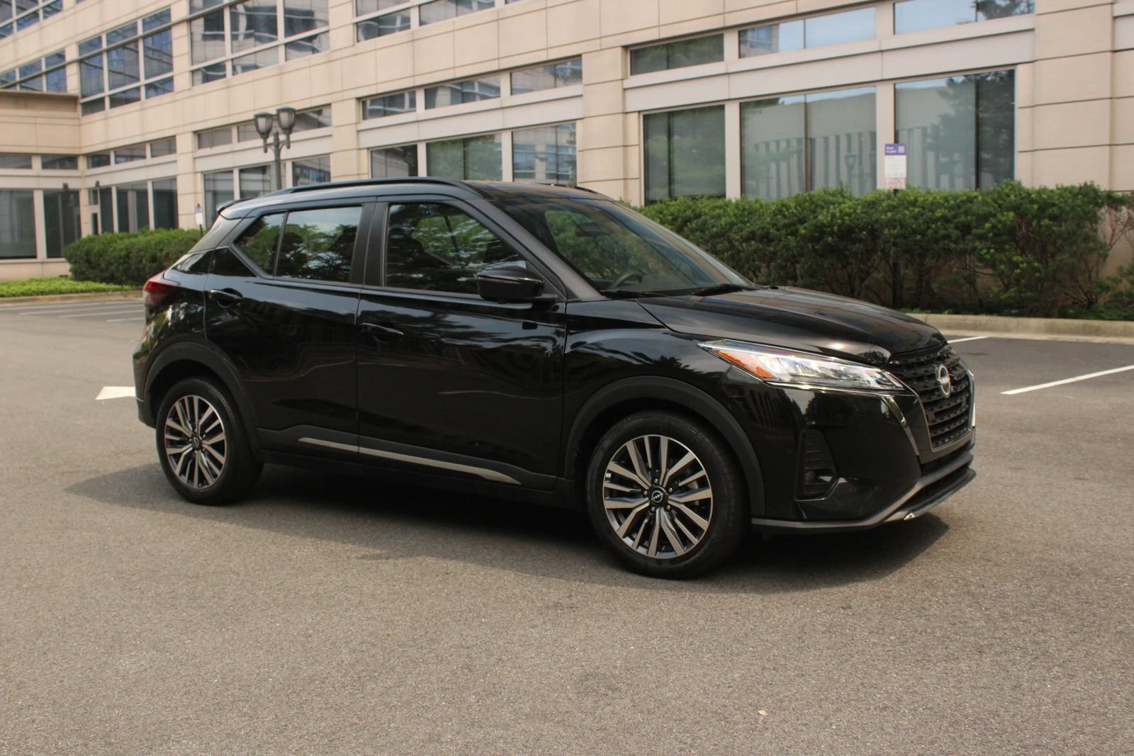 Used 2024 Nissan Kicks SR FWD image 2