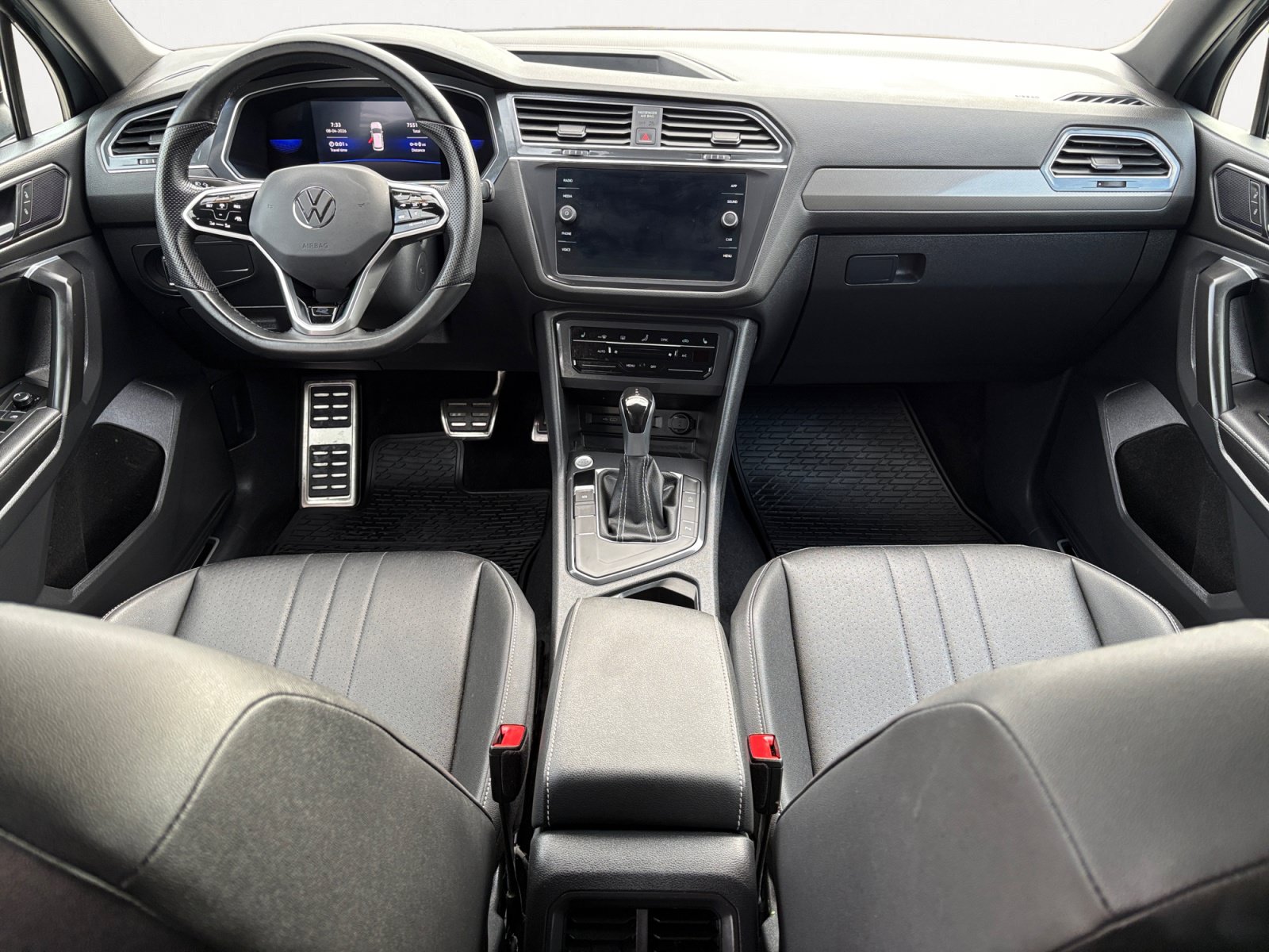 Used 2023 Volkswagen Tiguan SE R-Line FWD image 4
