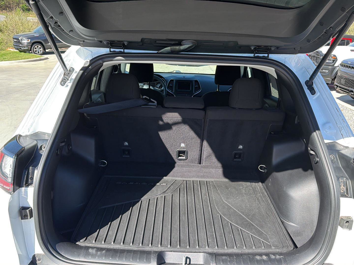 Used 2021 Jeep Cherokee Latitude w/ Mopar Interior Package AWD/4WD image 19