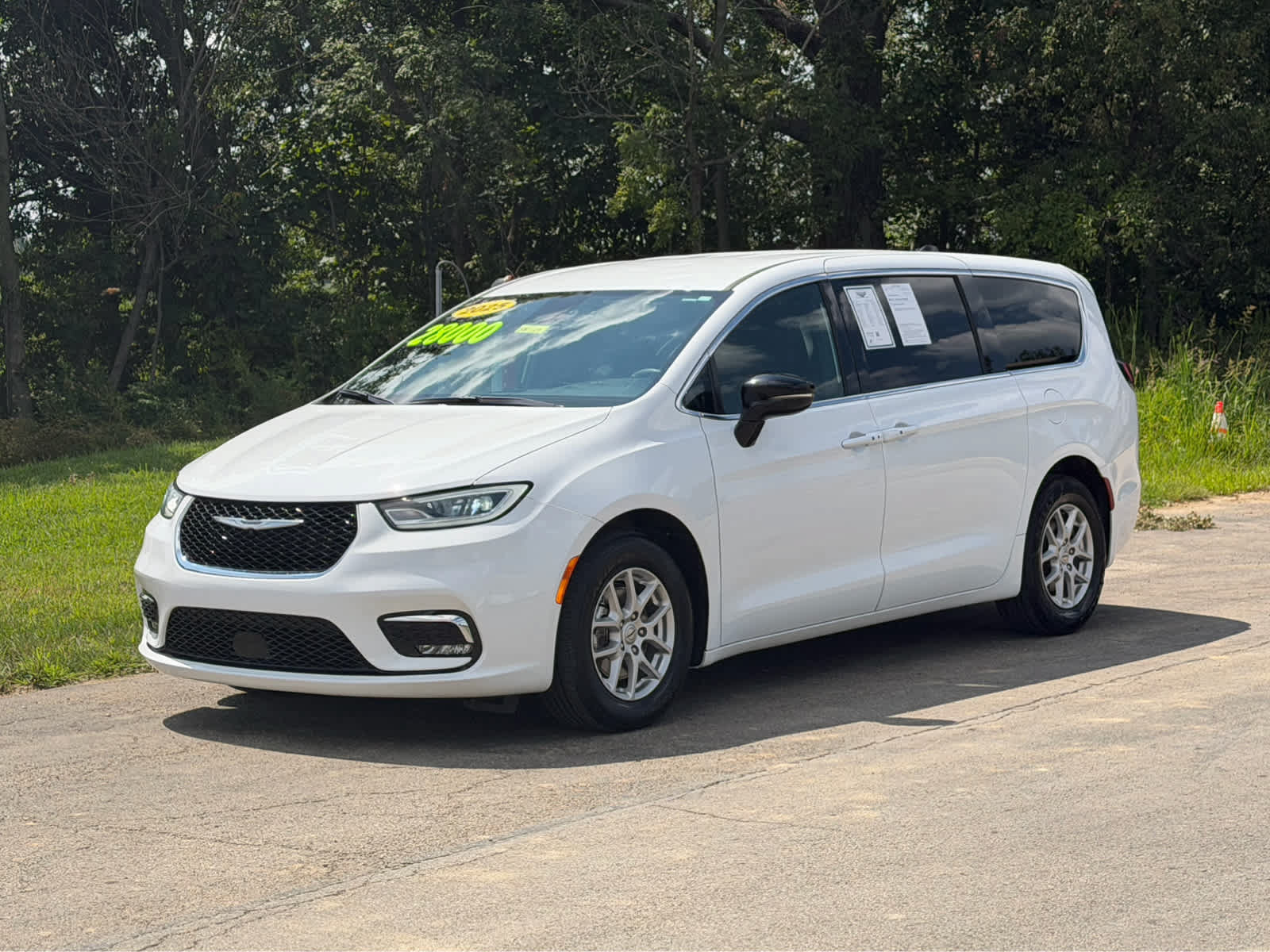 Used 2025 Chrysler Pacifica Select FWD image 3