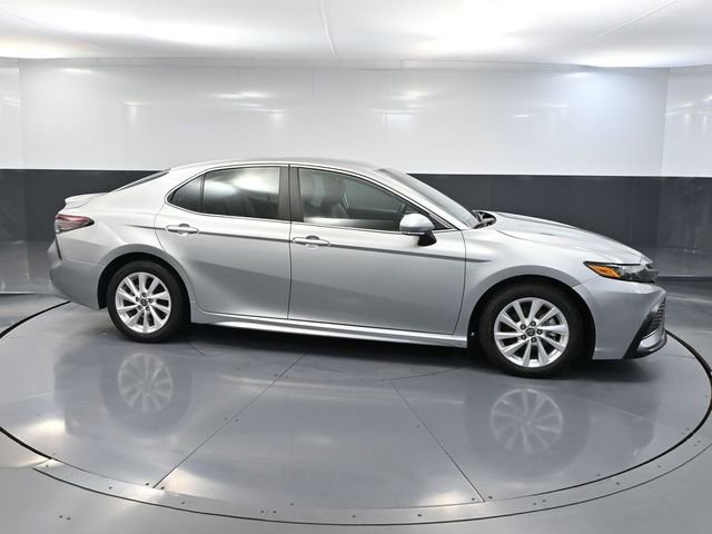 Used 2024 Toyota Camry SE image 3