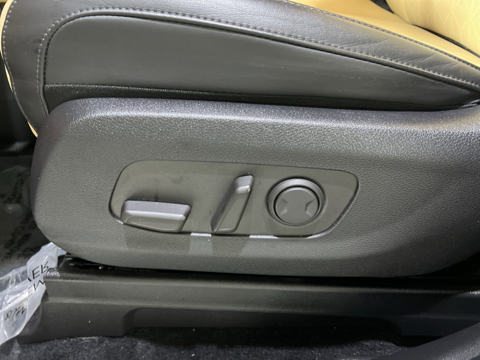 Used 2024 Kia Carnival EX image 25