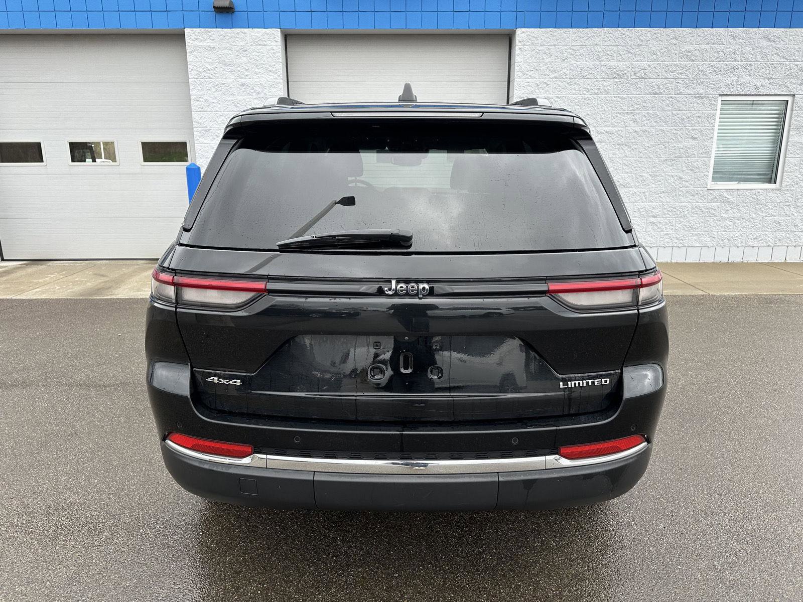 Used 2023 Jeep Grand Cherokee Limited AWD/4WD image 4