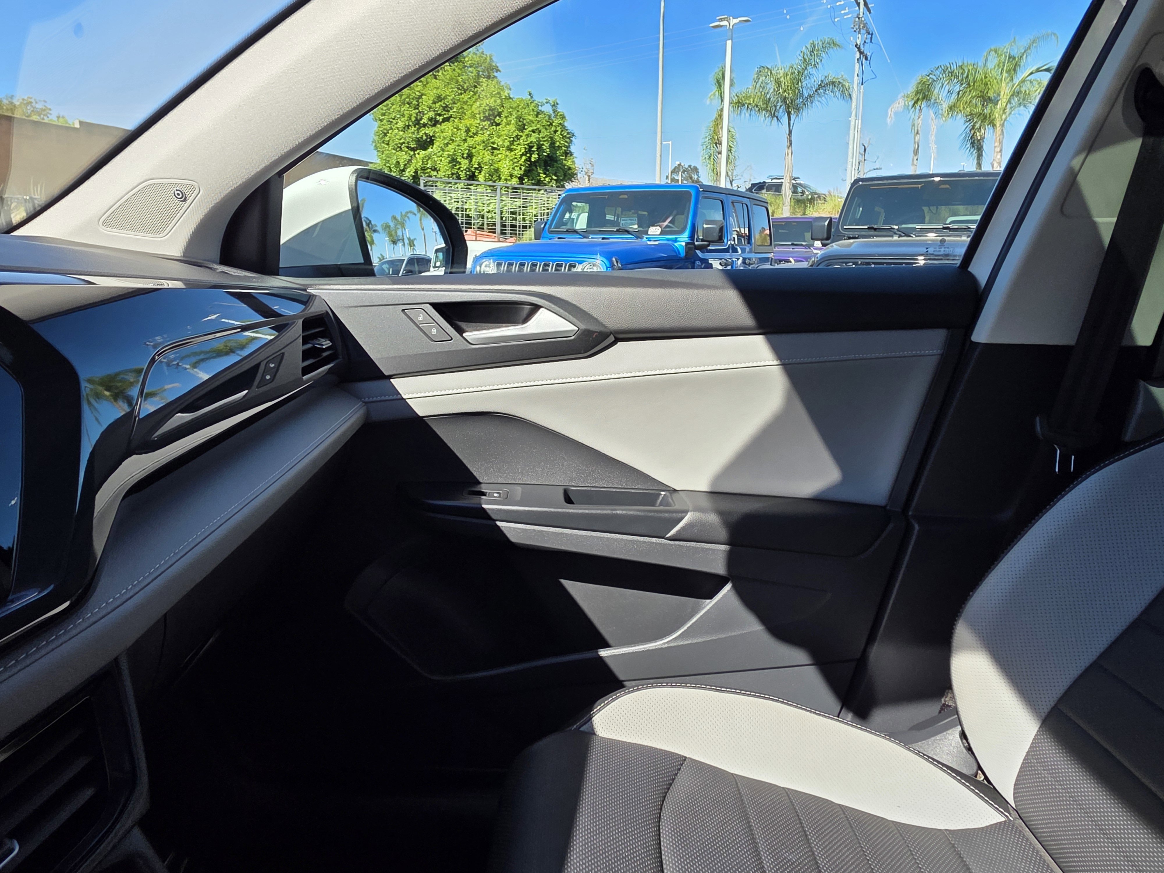 Used 2023 Volkswagen Taos SEL image 14