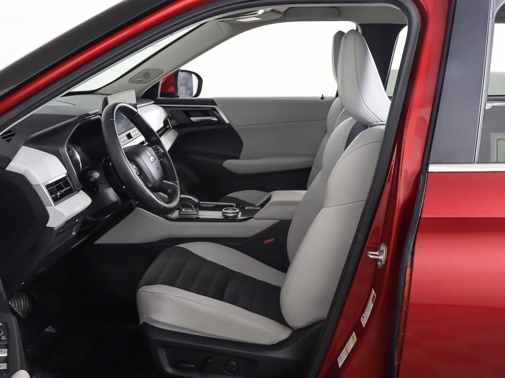 Used 2025 Mitsubishi Outlander SE image 26