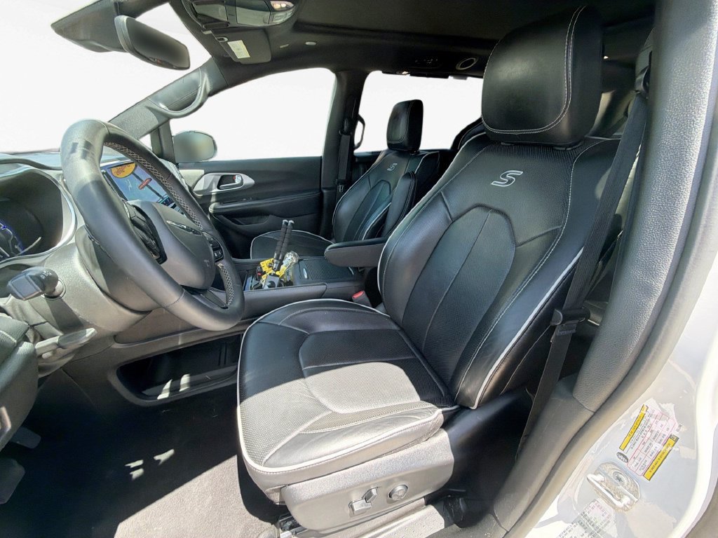 Used 2025 Chrysler Pacifica Limited FWD image 13