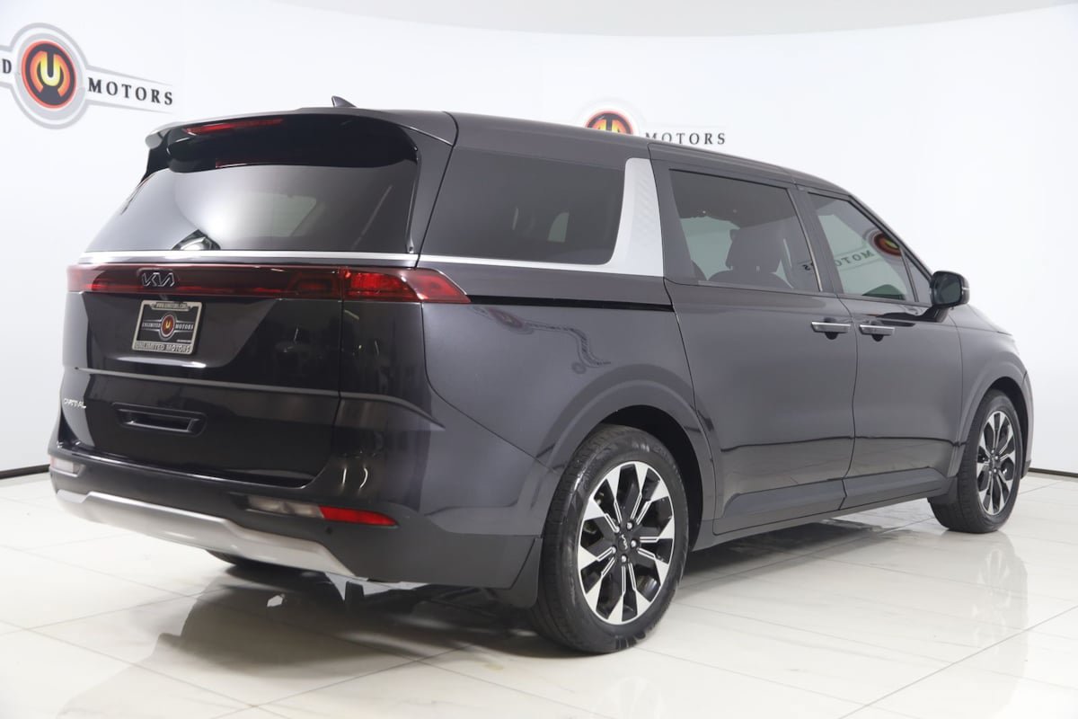 Used 2024 Kia Carnival EX FWD image 3