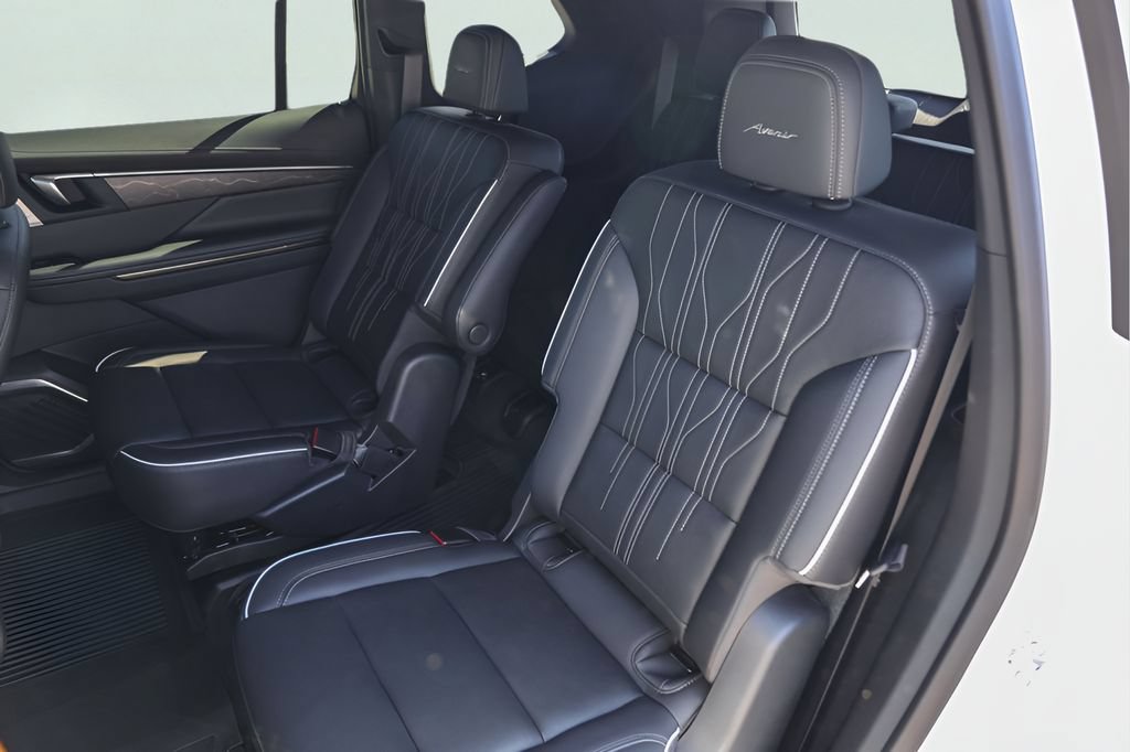 Used 2025 Buick Enclave Avenir w/ Super Cruise Package FWD image 27