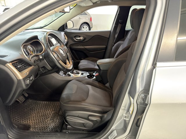 Used 2017 Jeep Cherokee Latitude w/ Cold Weather Group FWD image 6
