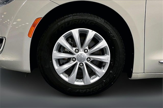 Used 2017 Chrysler Pacifica Touring-L image 29