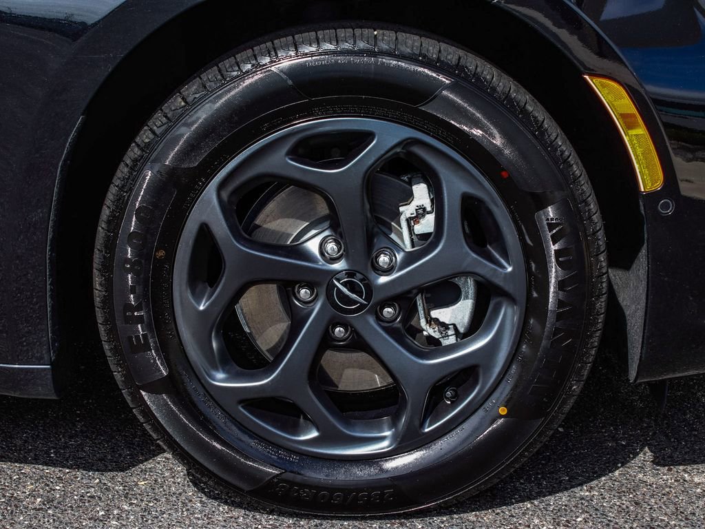 Used 2022 Chrysler Pacifica Touring-L w/ Uconnect Theater Family Group image 7