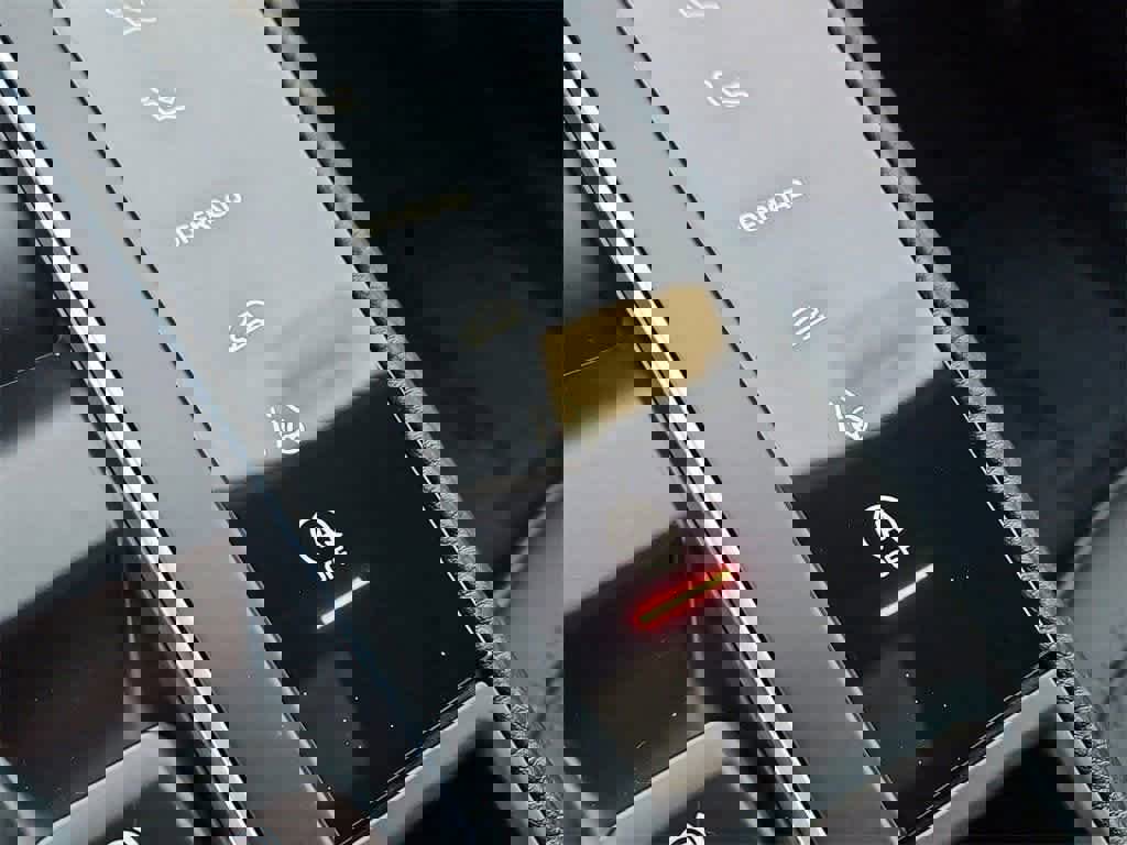 Certified 2025 Porsche Macan image 20