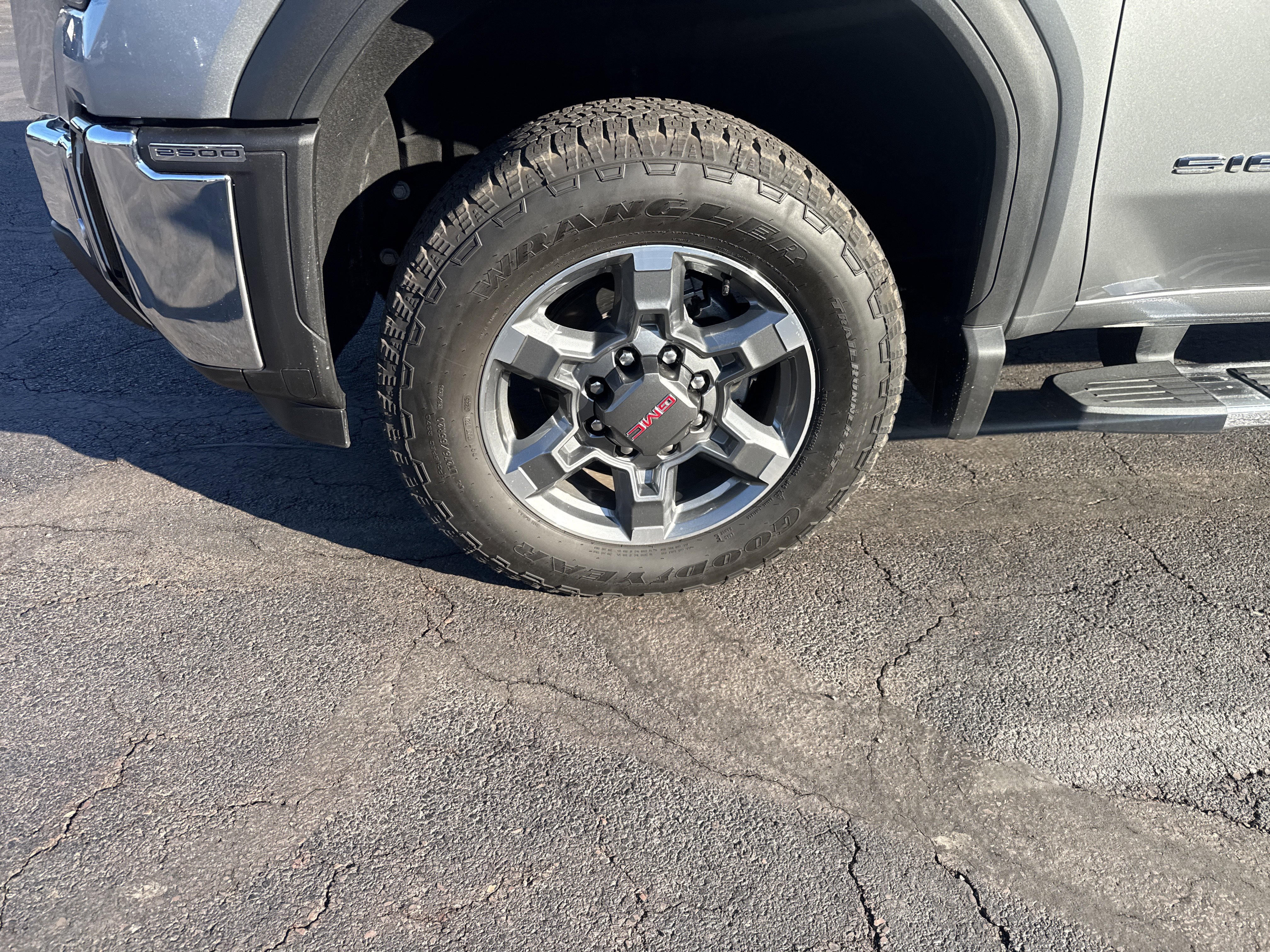 Used 2025 GMC Sierra 2500 SLE w/ SLE Value Package; AWD/4WD image 11