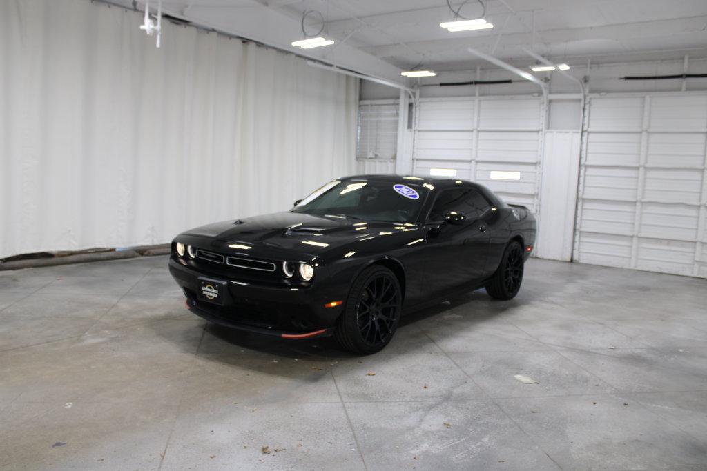 Used 2021 Dodge Challenger SXT RWD image 4