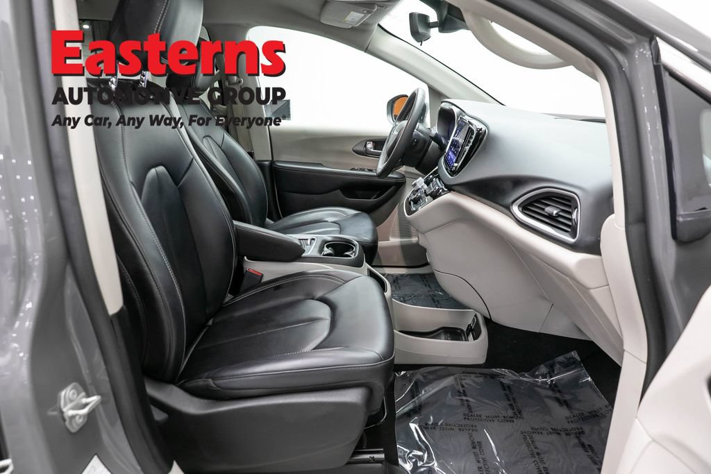 Used 2023 Chrysler Pacifica Touring-L FWD image 23