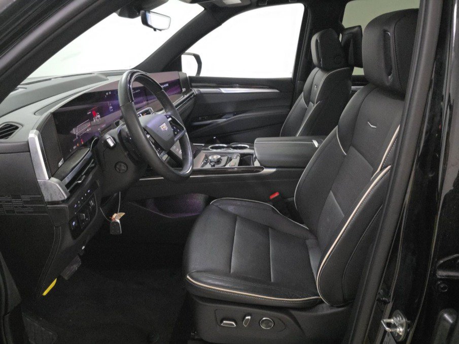 Used 2025 Cadillac Escalade Premium Luxury AWD/4WD image 7