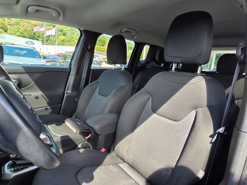Used 2017 Jeep Renegade Latitude AWD/4WD image 10