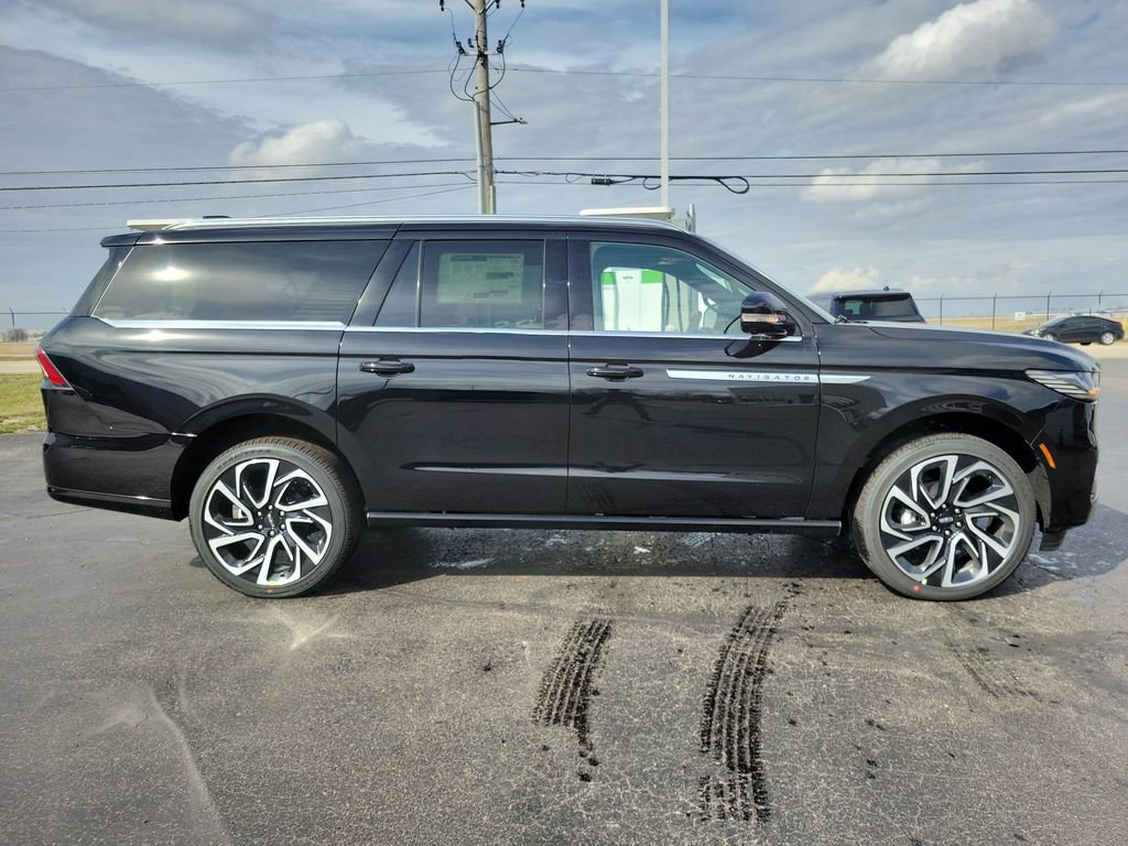 New 2026 Lincoln Navigator L Reserve AWD/4WD image 3