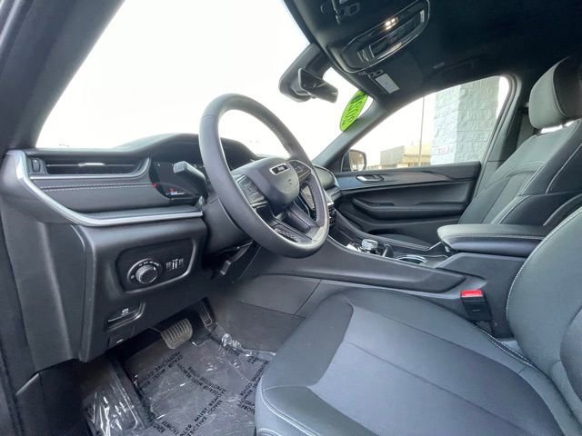 Used 2025 Jeep Grand Cherokee L Laredo image 11