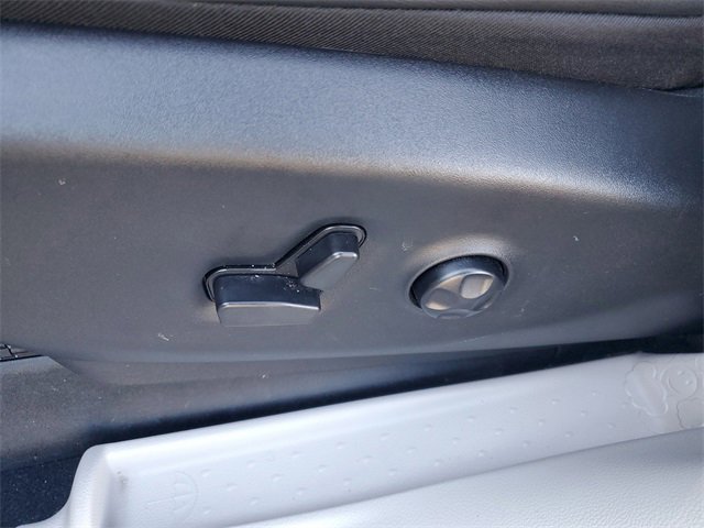 Used 2024 Chrysler Pacifica Limited w/ Uconnect Theater Family Group image 7