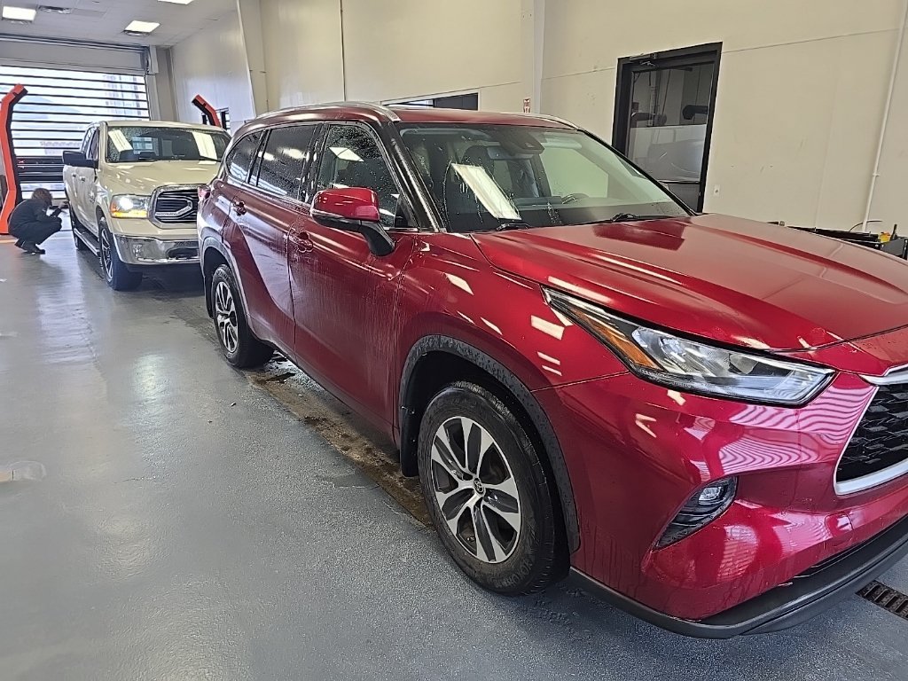 Used 2020 Toyota Highlander XLE AWD/4WD image 1