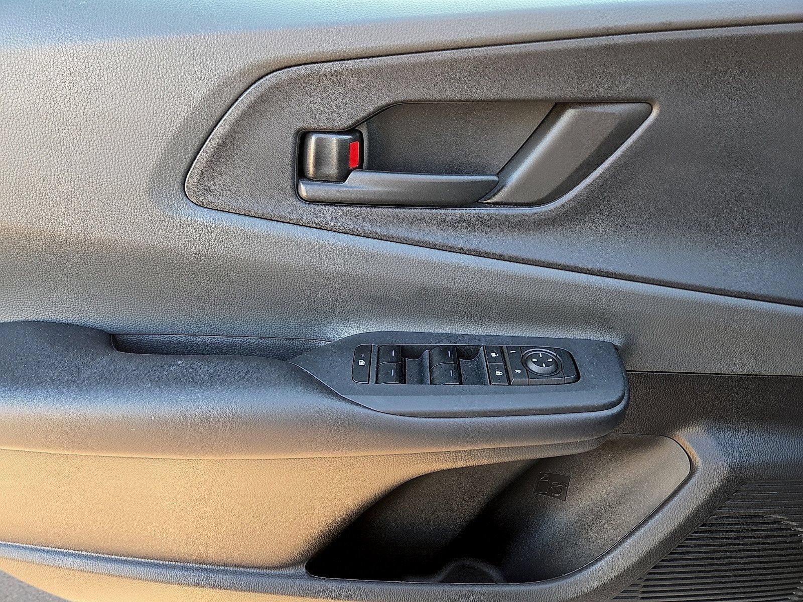 Used 2025 Toyota Prius LE FWD image 18