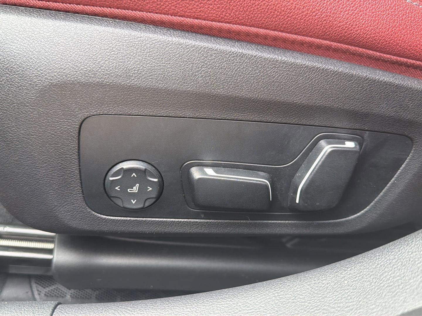 Used 2024 BMW 330i Sedan w/ Convenience Package image 12