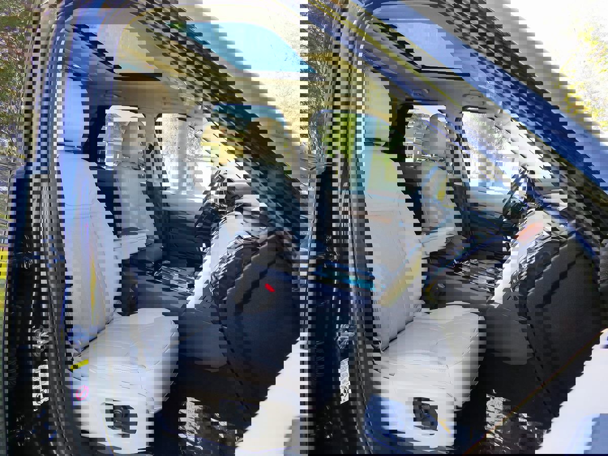 Used 2018 Land Rover Discovery HSE image 16