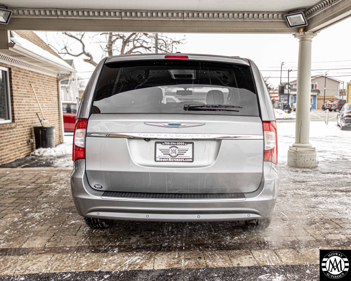 Used 2015 Chrysler Town & Country Touring-L w/ Driver Convenience Group image 9