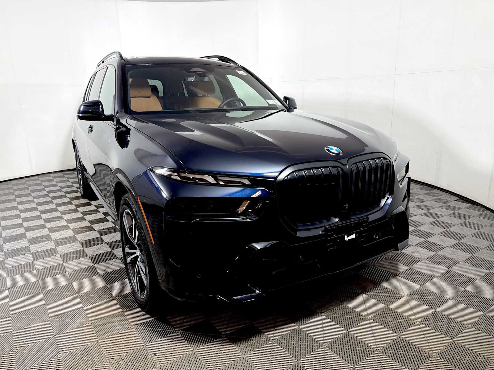 Used 2024 BMW X7 xDrive40i w/ M Sport Package AWD/4WD image 2