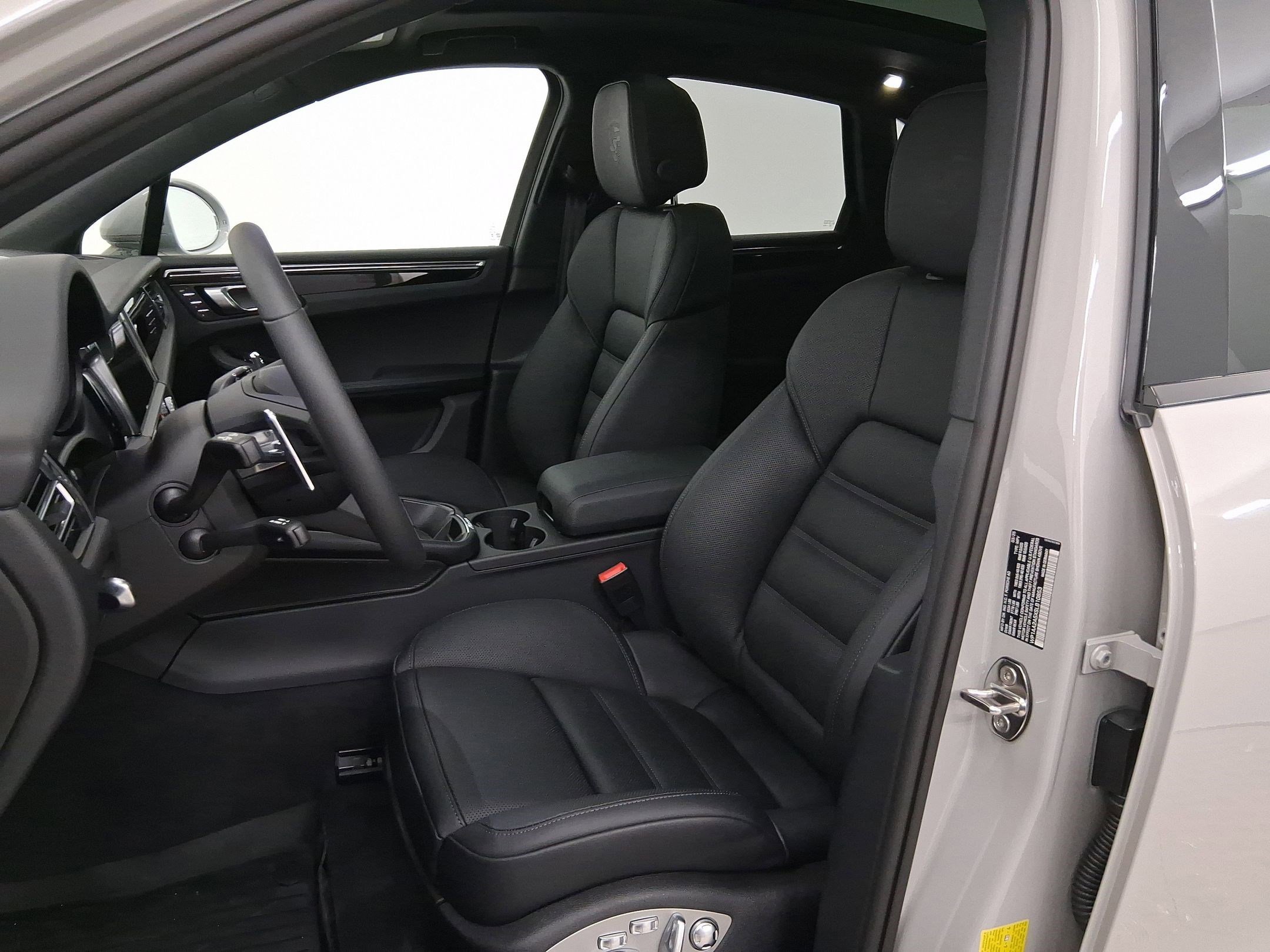 Used 2025 Porsche Macan image 5