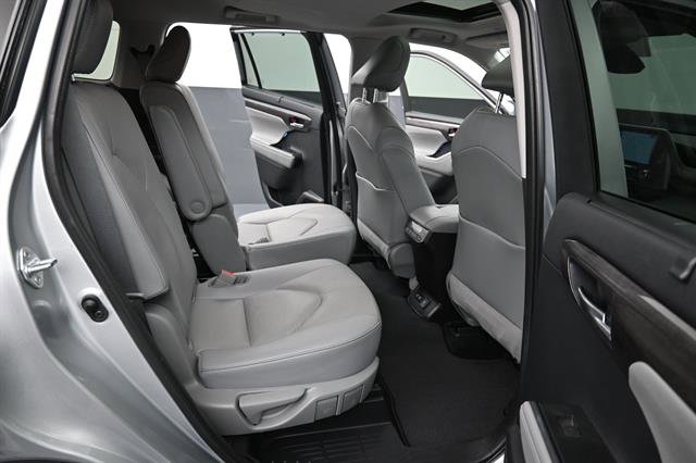 Used 2021 Toyota Highlander Limited FWD image 19