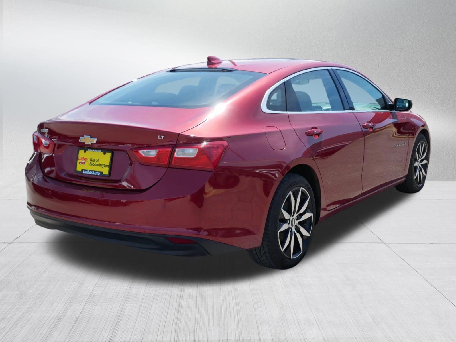 Used 2017 Chevrolet Malibu LT w/ Leather Package FWD image 7
