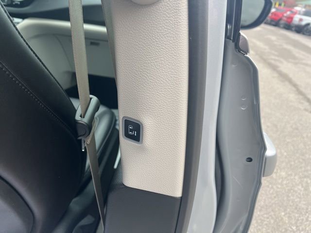 Used 2024 Chrysler Pacifica Touring-L image 49