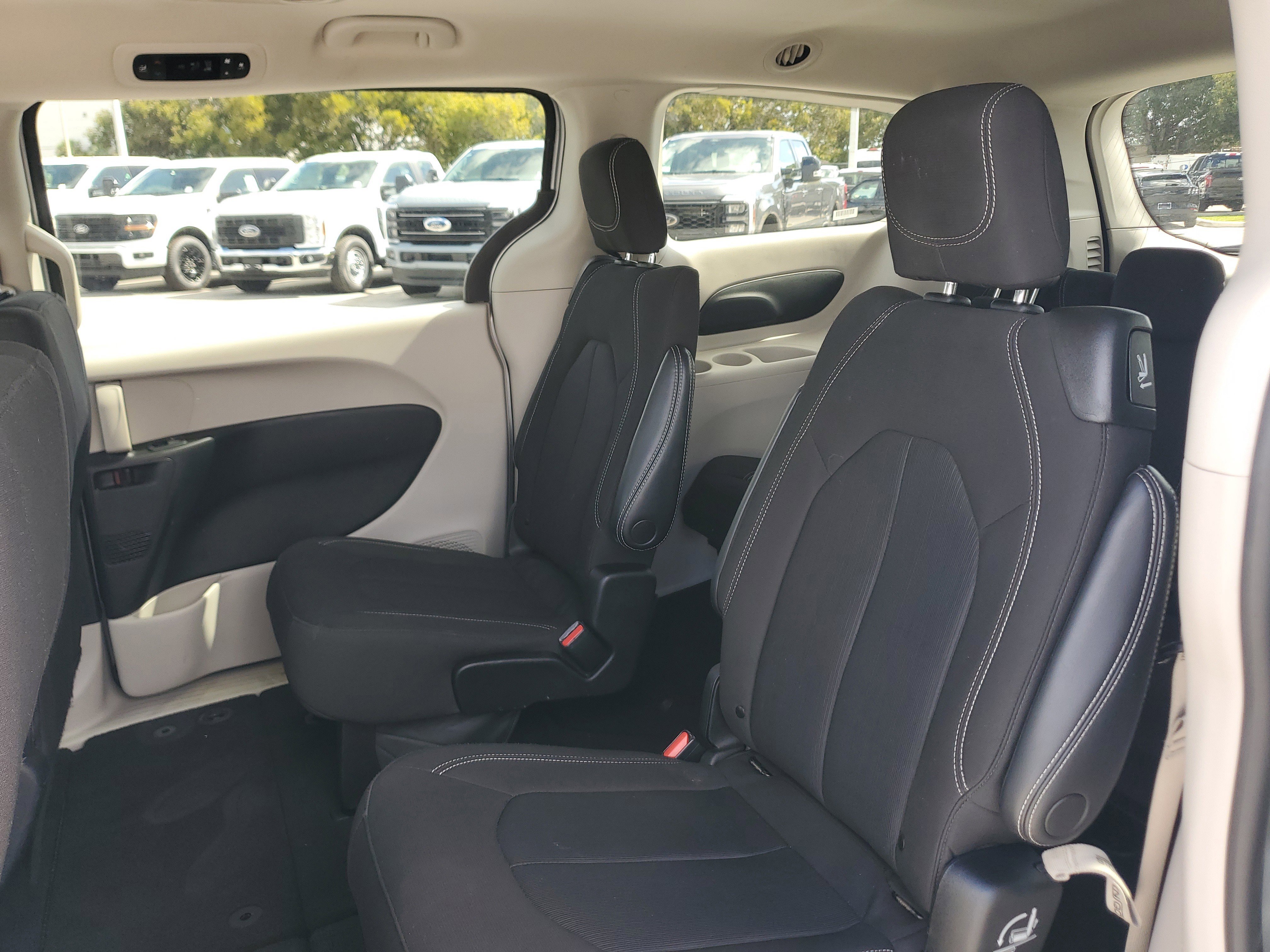 Used 2023 Chrysler Voyager LX image 13