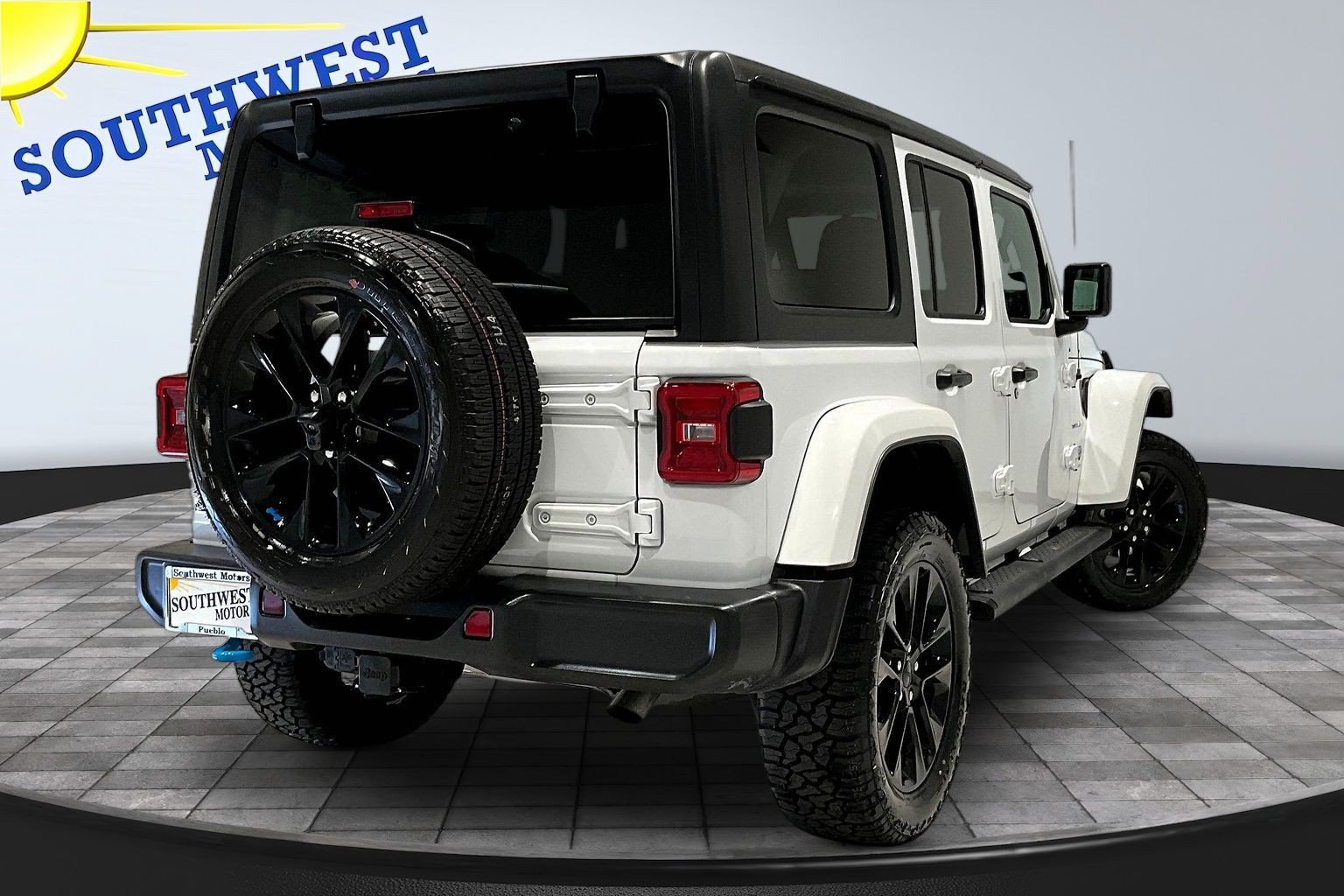 Used 2023 Jeep Wrangler Unlimited Sahara w/ Cold Weather Group AWD/4WD image 7