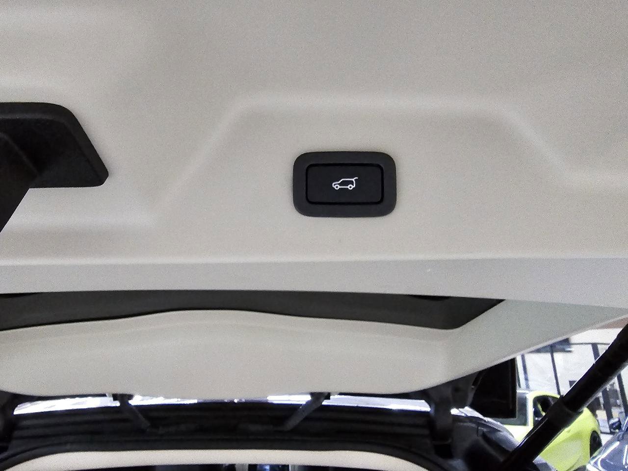 Used 2016 Land Rover Range Rover HSE image 14