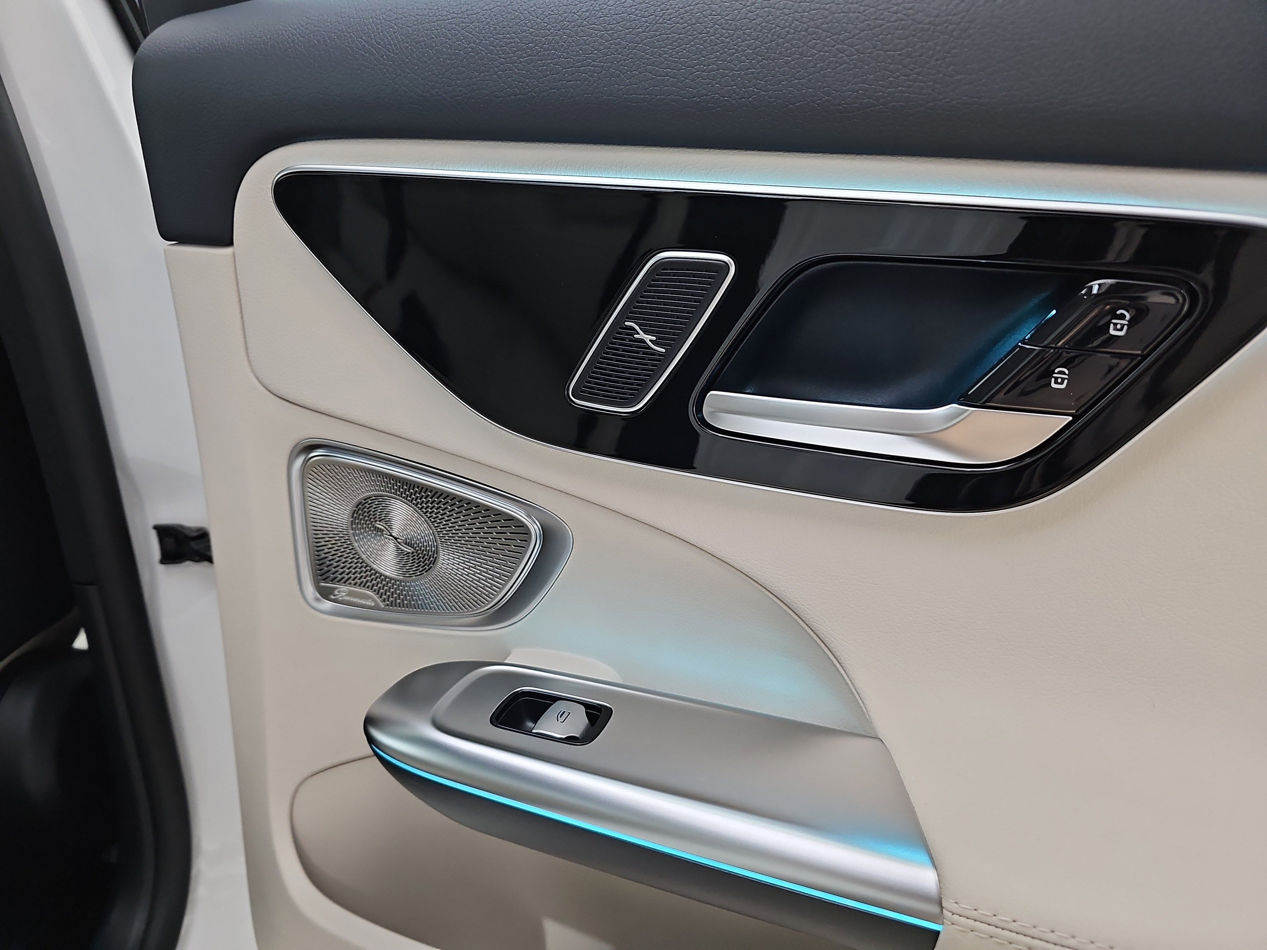 Used 2025 Mercedes-Benz C 300 4MATIC Sedan image 28