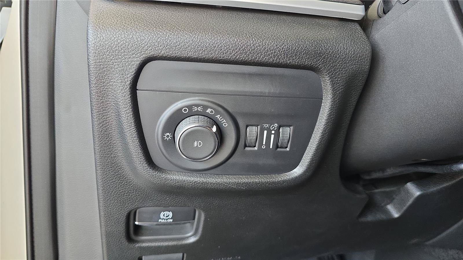 Used 2023 Jeep Grand Cherokee Limited AWD/4WD image 27