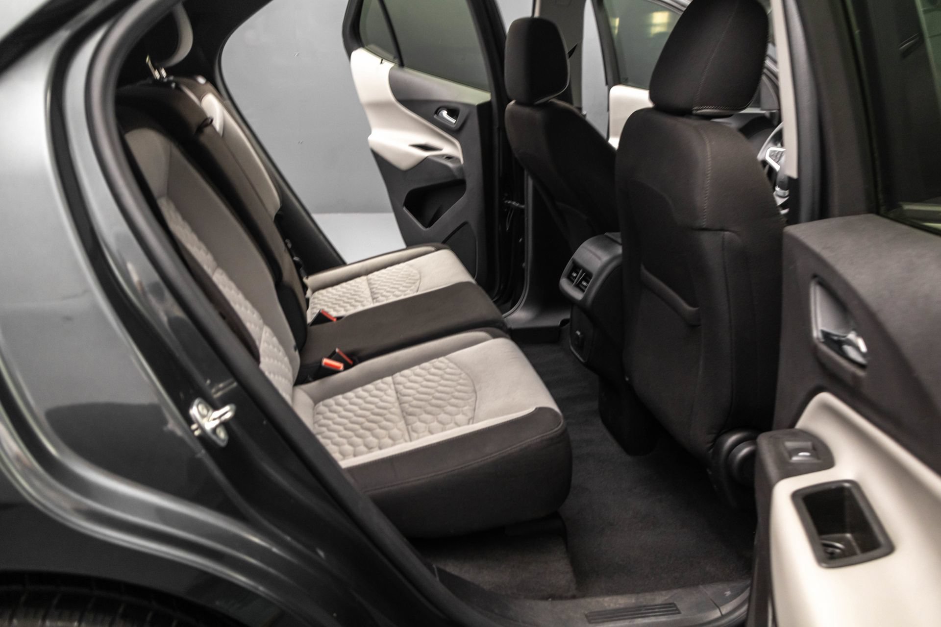 Used 2018 Chevrolet Equinox LS FWD image 33