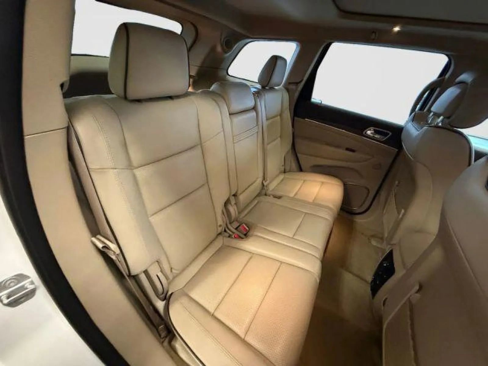 Used 2016 Jeep Grand Cherokee Overland w/ Advanced Technology Group AWD/4WD image 14