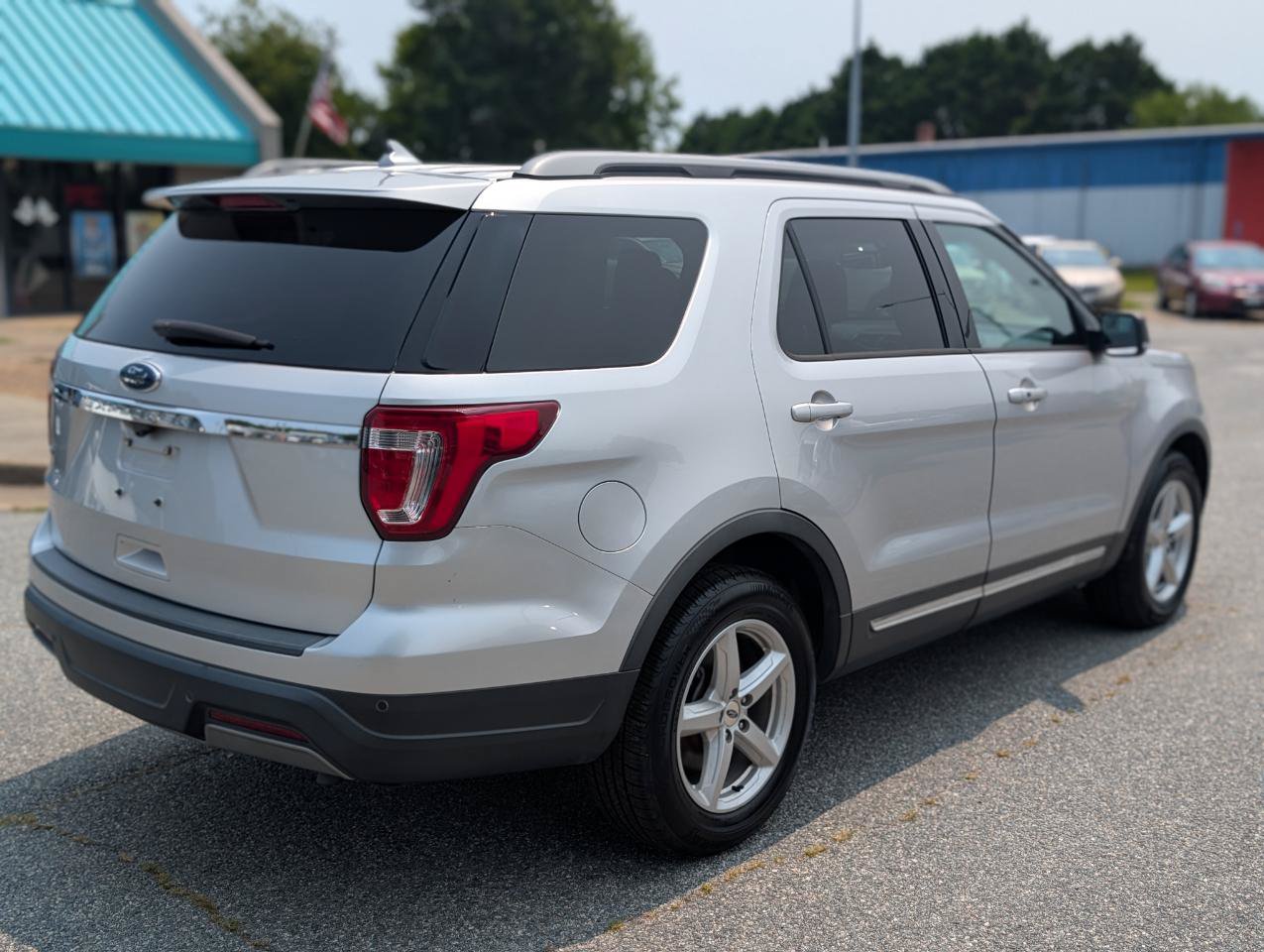Used 2019 Ford Explorer XLT w/ Equipment Group 202A FWD image 8