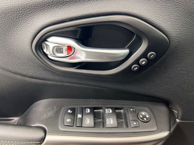 Used 2021 Jeep Cherokee Limited image 18