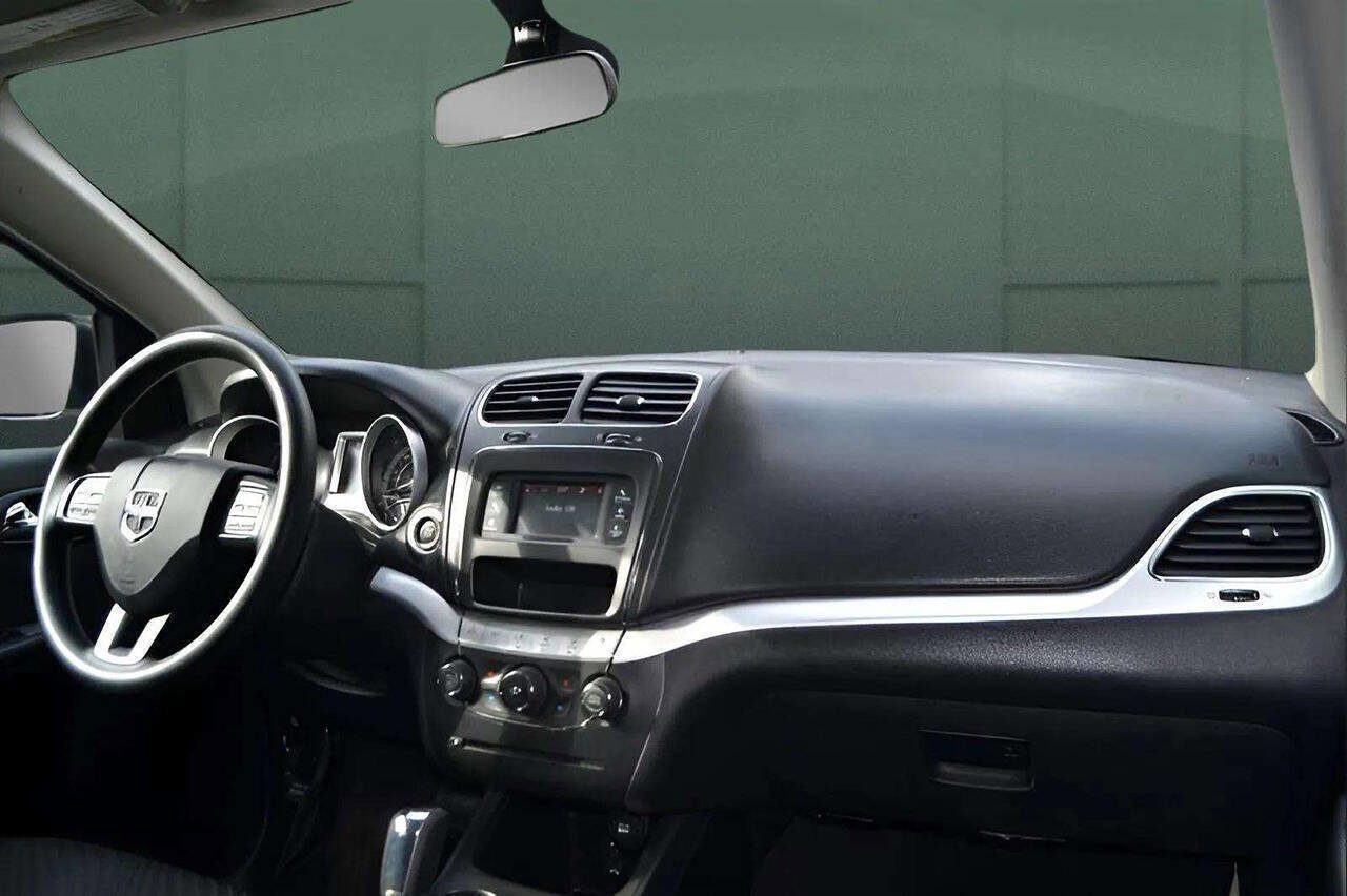 Used 2018 Dodge Journey SE image 17