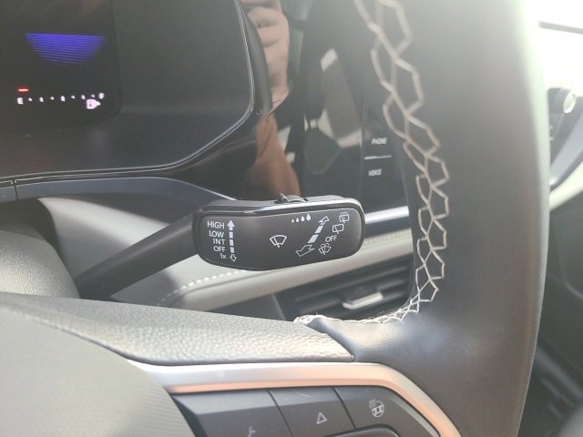 Used 2024 Volkswagen Taos SE w/ Panoramic Sunroof Package image 23