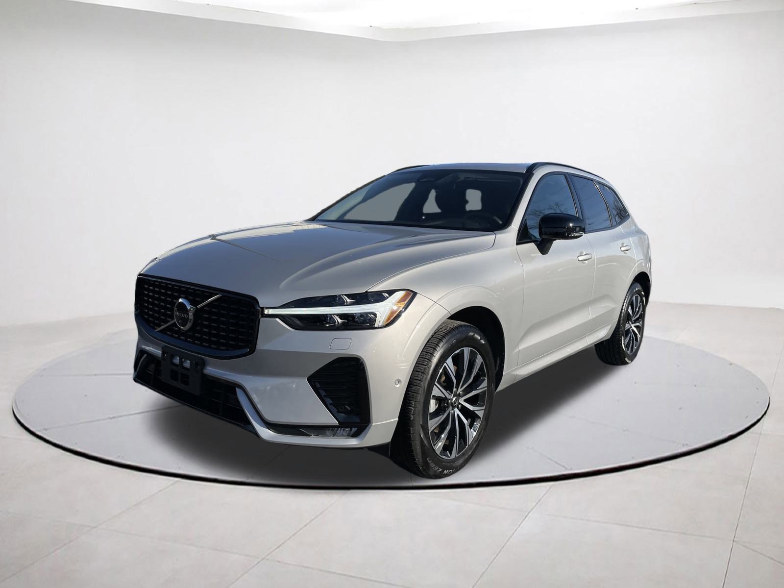 Used 2025 Volvo XC60 B5 Plus image 3